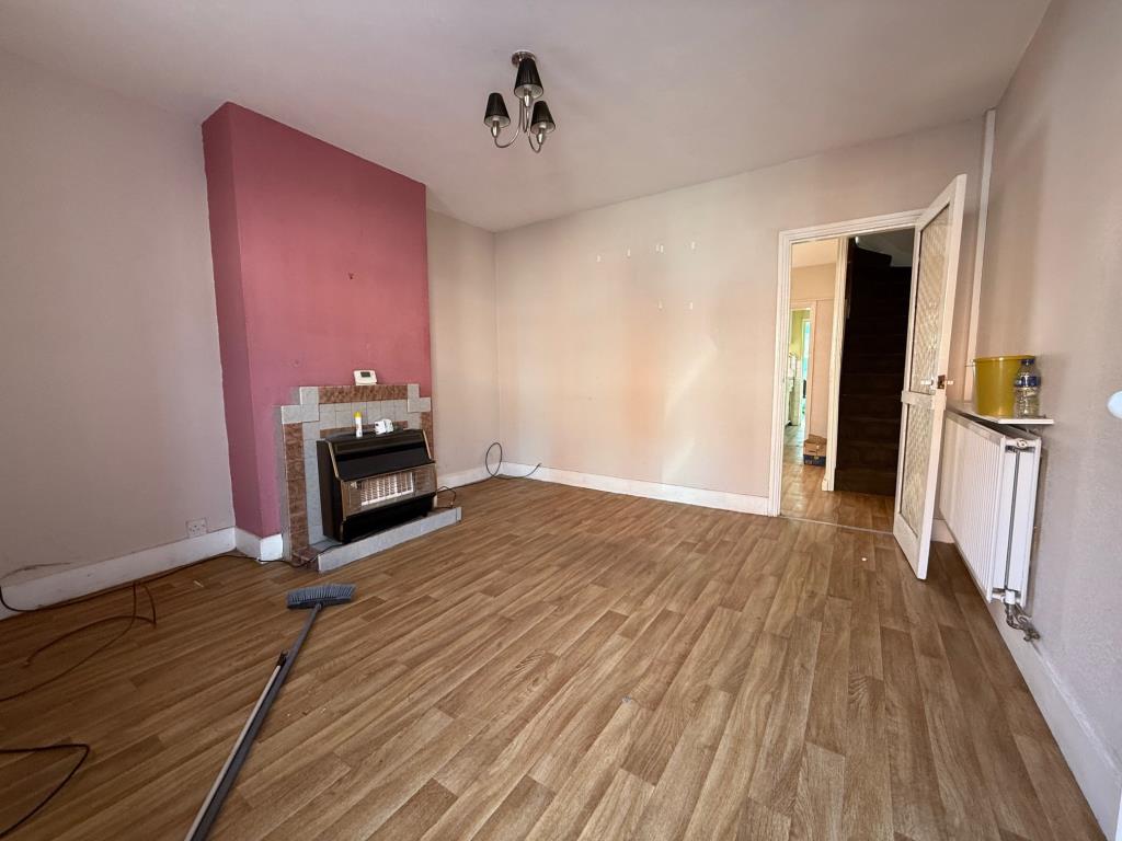 Lot: 149 - THREE BEDROOM MID-TERRACE HOUSE FOR IMPROVEMENT - Reception room with window to front aspect